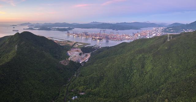 這里有深圳富豪聚居的別墅群，東部華僑城