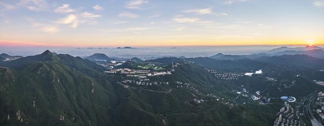 這里有深圳富豪聚居的別墅群，東部華僑城