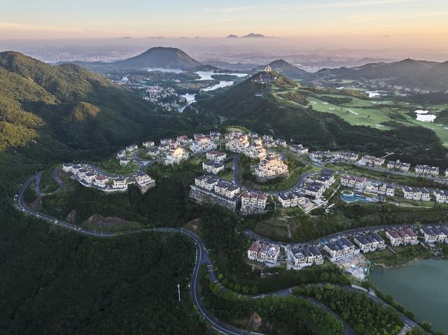 這里有深圳富豪聚居的別墅群，東部華僑城