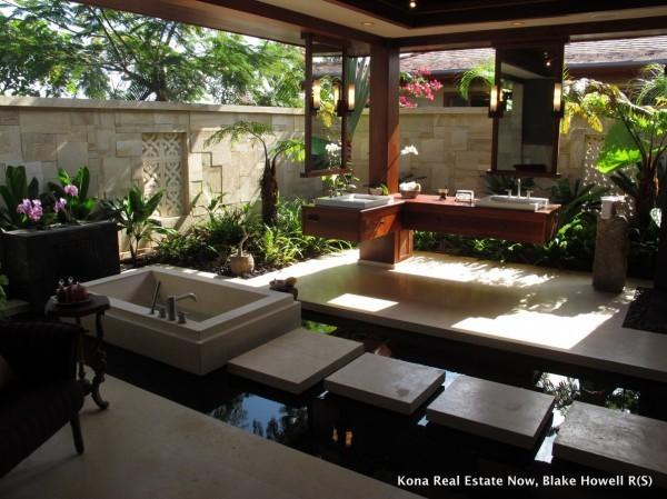 外國的浴室造在這種地方，太露了