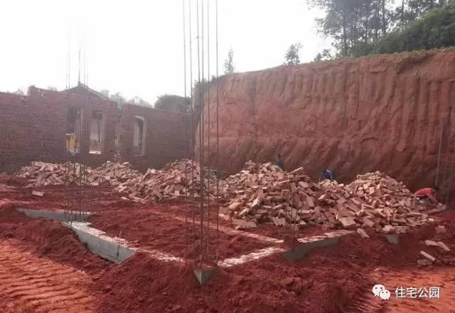 70后老夫妻合伙開山，40萬為兒子建棟獨一無二的2層婚房！