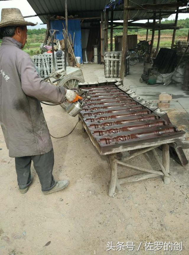 60多歲農(nóng)村大叔創(chuàng)業(yè)做農(nóng)村自建房的圍欄，竟然賺了一套別墅