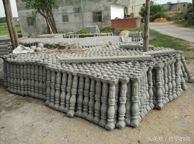 60多歲農(nóng)村大叔創(chuàng)業(yè)做農(nóng)村自建房的圍欄，竟然賺了一套別墅