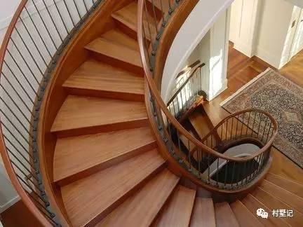 帶旋轉樓梯！城市別墅流行趨勢也出現在這棟農村別墅上了