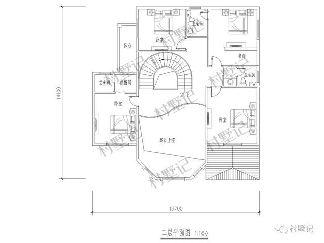 帶旋轉樓梯！城市別墅流行趨勢也出現在這棟農村別墅上了