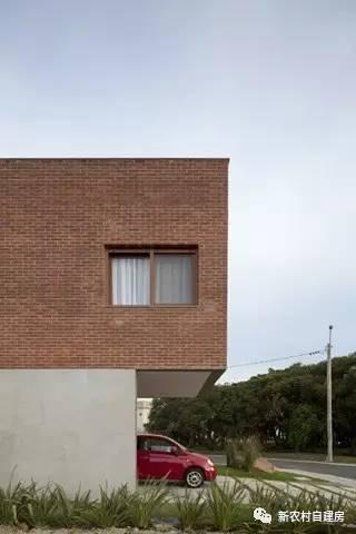 用紅磚建套現代別墅，鄰居看了只有羨慕的份