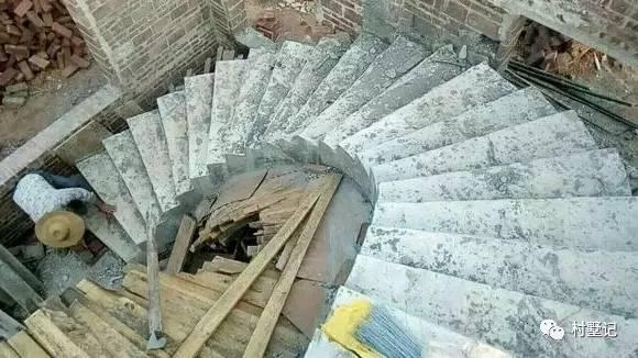 帶旋轉樓梯的二層農村別墅，引眾人參觀（附實拍）