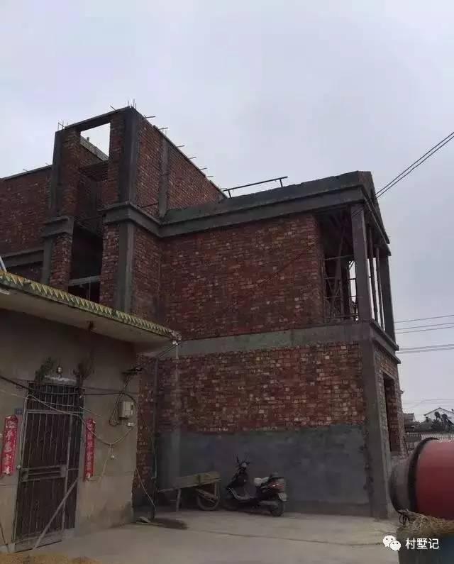 曬一曬咱村新蓋的三層別墅，是整個(gè)村最豪華的