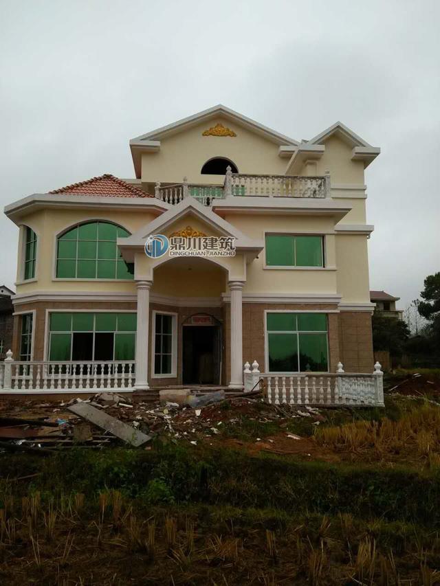 這三層優(yōu)雅小別墅一眼就愛上了，這造型建出來就成了村里一道風景