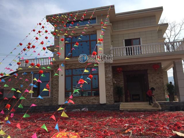 這三層小別墅讓小孩看了都走不動路，里面裝個壁掛爐，歐美范十足