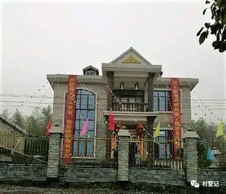 二層農村自建別墅氣派十足，甩村里其他自建房一條街