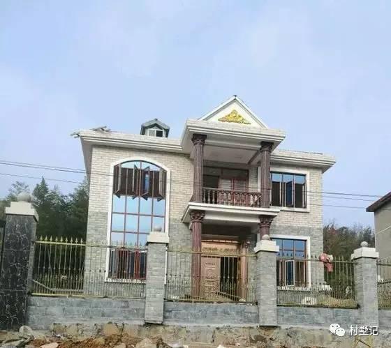 二層農村自建別墅氣派十足，甩村里其他自建房一條街