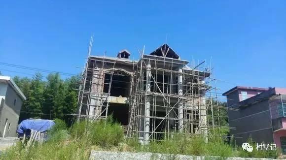 二層農村自建別墅氣派十足，甩村里其他自建房一條街