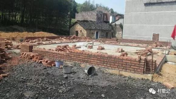 二層農村自建別墅氣派十足，甩村里其他自建房一條街