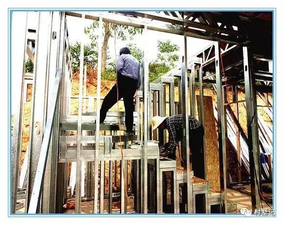 老張回農村自己蓋了一棟別墅，花的錢讓城里人都哭了