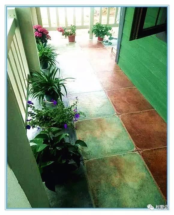 老張回農村自己蓋了一棟別墅，花的錢讓城里人都哭了