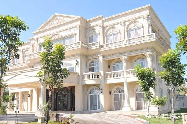 大叔60多歲創業賣自建房欄桿，3年賺了一棟別墅！