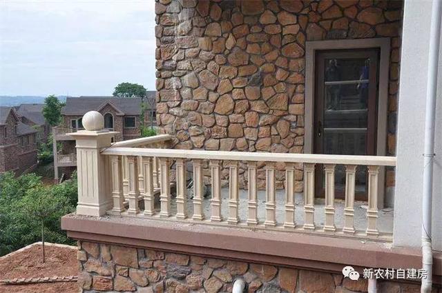 大叔60多歲創業賣自建房欄桿，3年賺了一棟別墅！