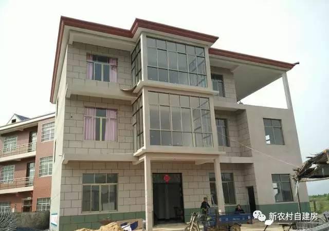 大叔60多歲創業賣自建房欄桿，3年賺了一棟別墅！