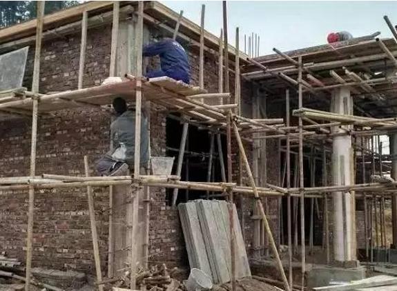 農村40萬在山坡自建房, 三層別墅讓人羨慕不已！