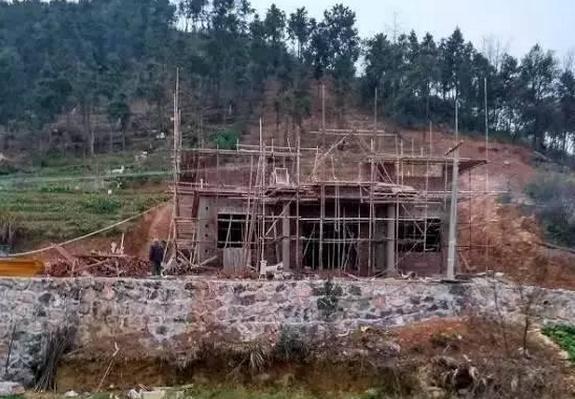 農村40萬在山坡自建房, 三層別墅讓人羨慕不已！