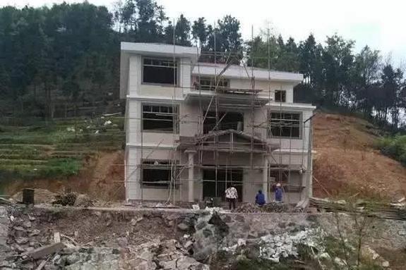 農村40萬在山坡自建房, 三層別墅讓人羨慕不已！