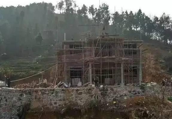 農村40萬在山坡自建房, 三層別墅讓人羨慕不已！