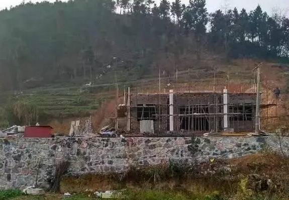 農村40萬在山坡自建房, 三層別墅讓人羨慕不已！