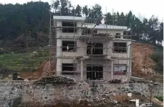 農村40萬在山坡自建房, 三層別墅讓人羨慕不已！