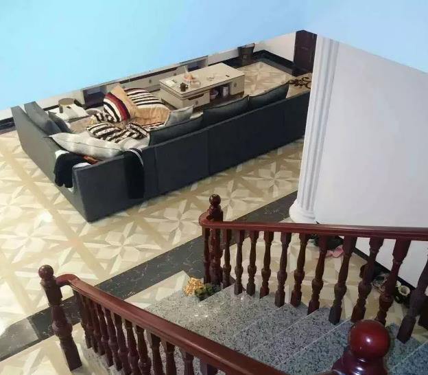 不聽媽媽的話，執意嫁給鳳凰男，看到他們家的房子終于哭了