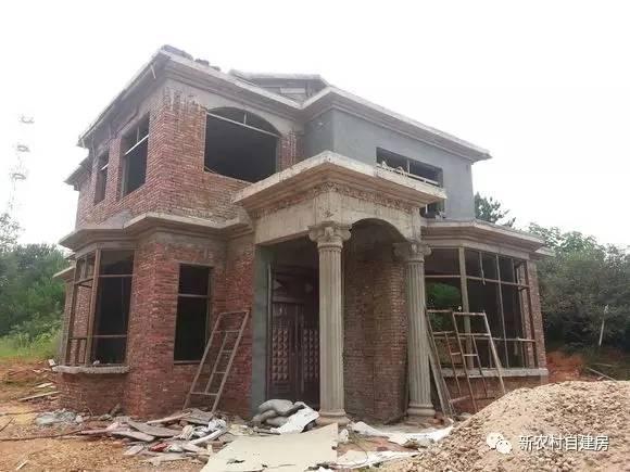 牛人自述：25萬建別墅，引10萬網友圍觀，爭相稱贊