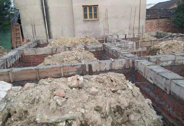 兄弟一起建別墅，35萬一人一棟，這下公平了