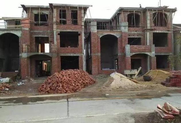 兄弟一起建別墅，35萬一人一棟，這下公平了