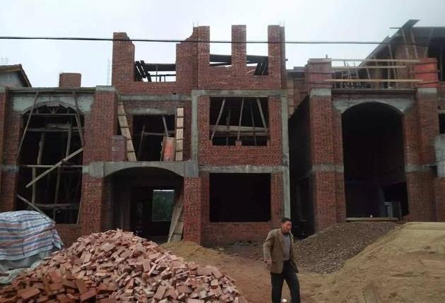 兄弟一起建別墅，35萬一人一棟，這下公平了