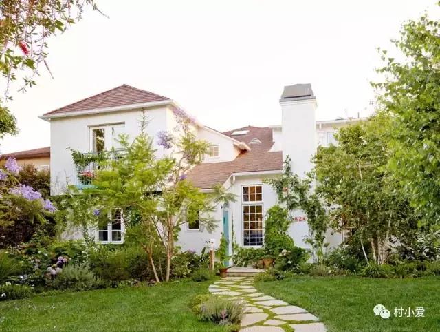 父親節(jié)剛過，她便回到北京郊區(qū)為父親蓋了一棟新型的裝配式房屋