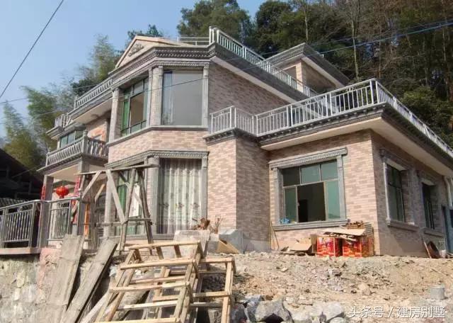 湖北農村自建房，村民不讓修馬路，全程用馬拉材料