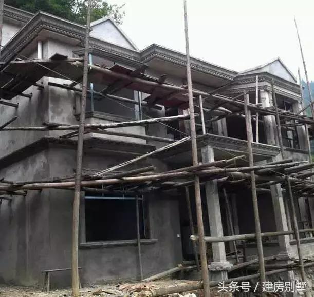 湖北農村自建房，村民不讓修馬路，全程用馬拉材料