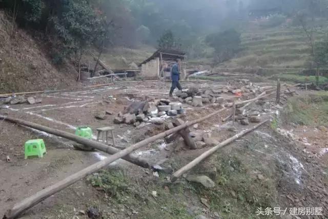 湖北農村自建房，村民不讓修馬路，全程用馬拉材料