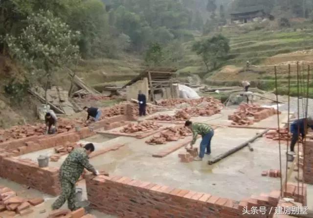 湖北農村自建房，村民不讓修馬路，全程用馬拉材料