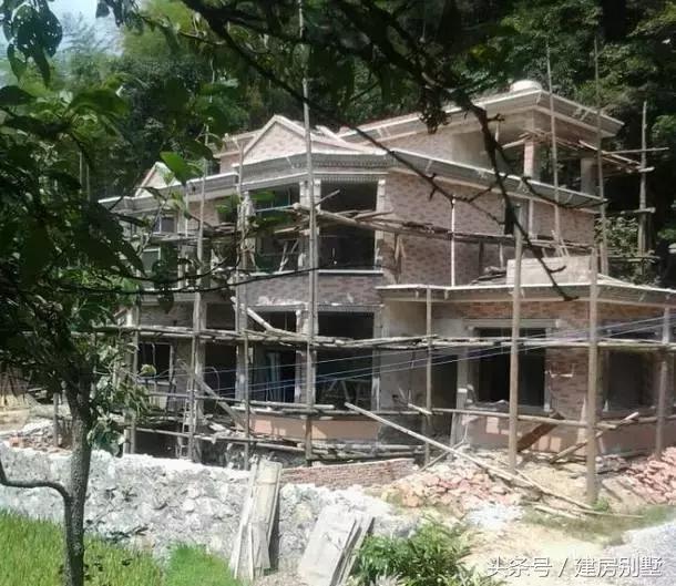 湖北農村自建房，村民不讓修馬路，全程用馬拉材料