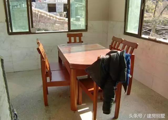 湖北農村自建房，村民不讓修馬路，全程用馬拉材料