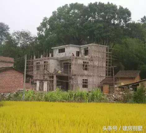 偏僻山村父母承包全村50%土地耕種，自建三層樓房為兒娶妻