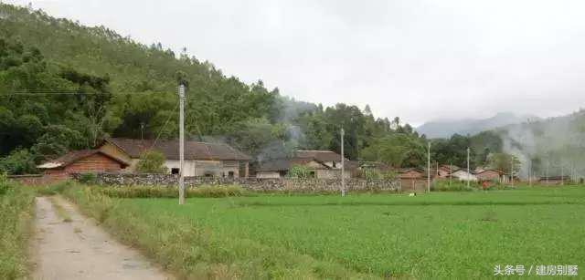 偏僻山村父母承包全村50%土地耕種，自建三層樓房為兒娶妻