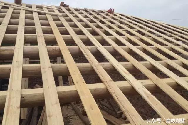 仿照這張外觀圖建房，建出來(lái)的效果讓村里人都笑了