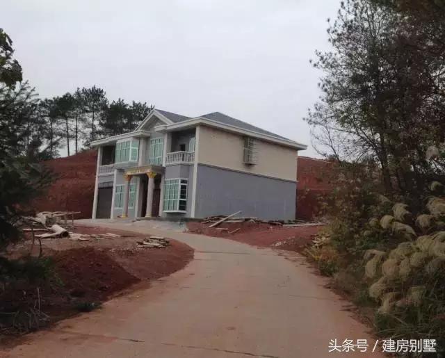 仿照這張外觀圖建房，建出來(lái)的效果讓村里人都笑了