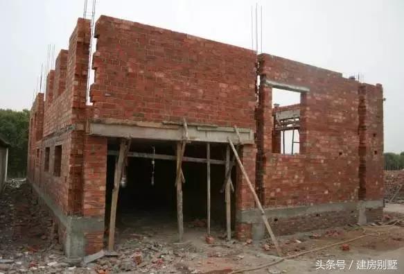 資金被股市套牢，一家三口80萬回村蓋座帶中式庭院的別墅