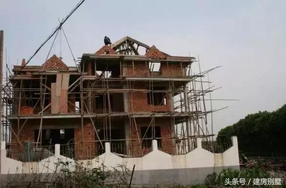 資金被股市套牢，一家三口80萬回村蓋座帶中式庭院的別墅