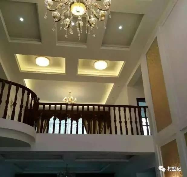 這棟別墅內(nèi)外文化范！文化石、車庫(kù)、吧臺(tái)、挑空客廳處處都是品味