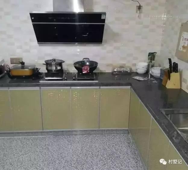 這棟別墅內(nèi)外文化范！文化石、車庫(kù)、吧臺(tái)、挑空客廳處處都是品味