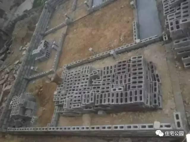 重慶蓋房直播，房主充當小工親自上陣，建成36萬引全村圍觀！